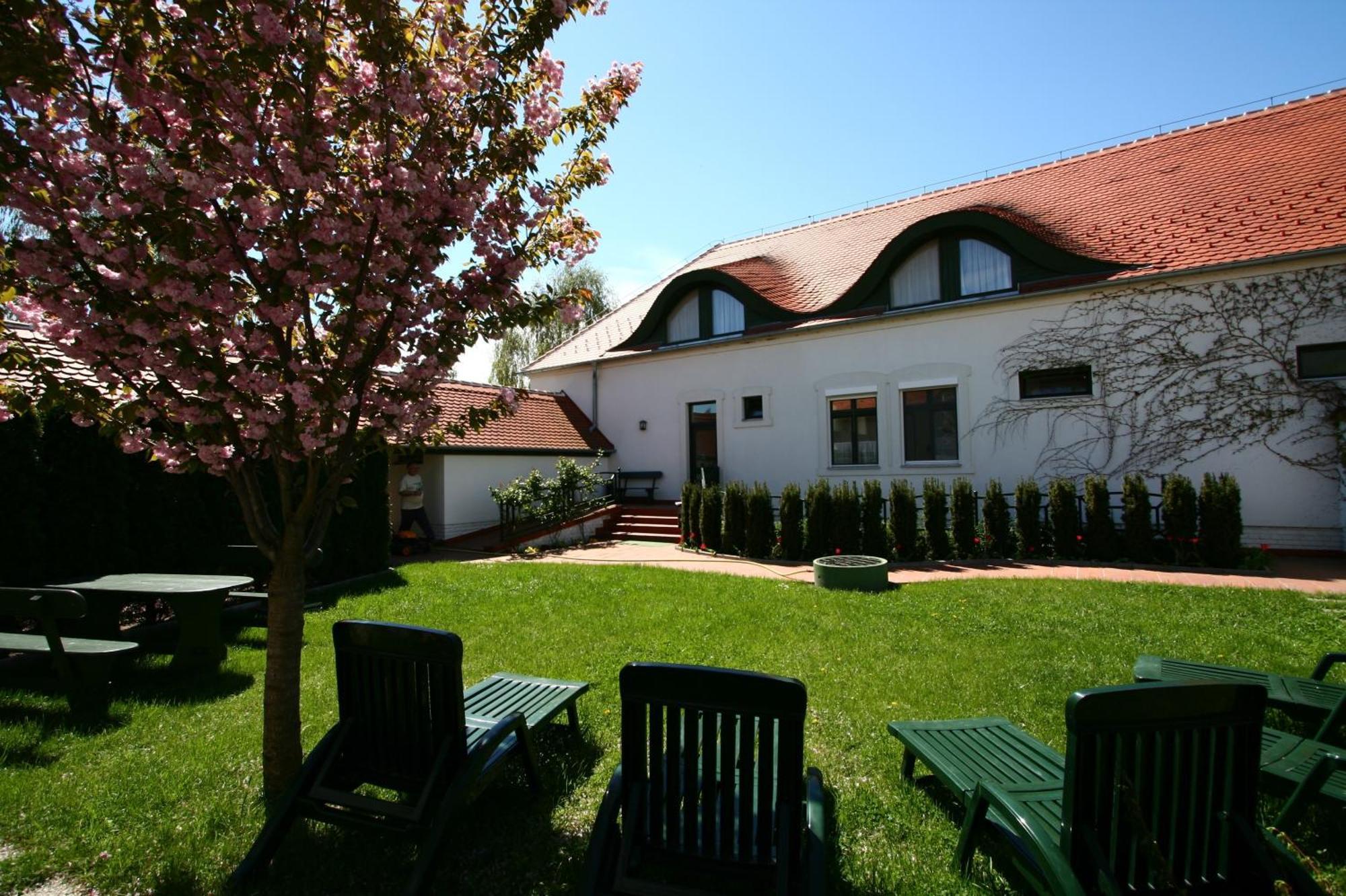Tornacos Hotel - Hegykő Екстериор снимка